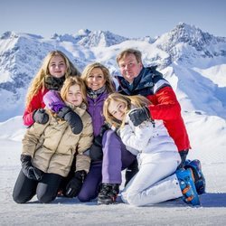 Los Reyes Guillermo Alejandro y Máxima de Holanda con sus hijas Amalia, Alexia y Ariane en su posado de invierno en Lech