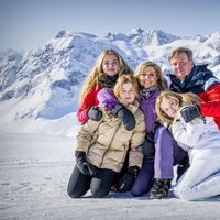 Los Reyes Guillermo Alejandro y Máxima de Holanda con sus hijas Amalia, Alexia y Ariane en su posado de invierno en Lech