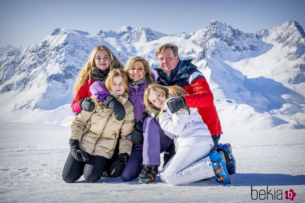 Los Reyes Guillermo Alejandro y Máxima de Holanda con sus hijas Amalia, Alexia y Ariane en su posado de invierno en Lech