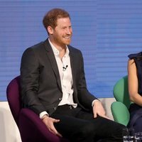 El Príncipe Harry y Meghan Markle ríen divertidos en el Forum de la Royal Foundation