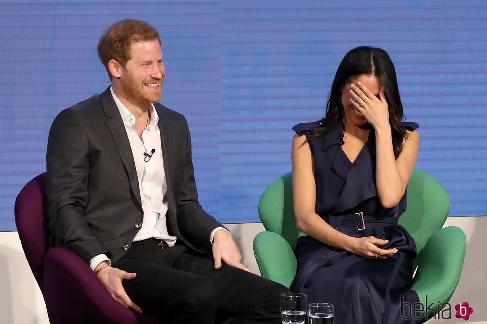 El Príncipe Harry y Meghan Markle ríen divertidos en el Forum de la Royal Foundation
