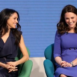 Meghan Markle y Kate Middleton riendo en el Forum de la Royal Foundation