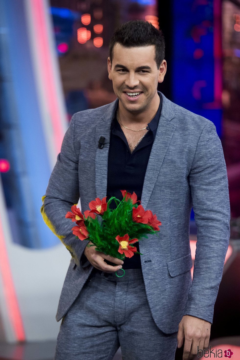 Mario Casas con un ramo de flores en 'El Hormiguero'
