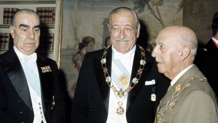 Carrero Blanco, junto al político Héctor José y Francisco Franco en una reunión