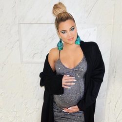 Khloé Kardashian presumiendo de sus ocho meses embarazo