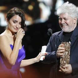 Pedro Almodóvar le entrega el César de Honor a Penélope Cruz