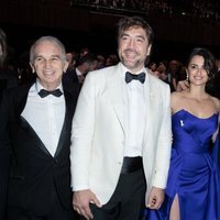 Penélope Cruz, Javier Bardem, Pedro Almodóvar y Alain Terzian en los Premios César 2018