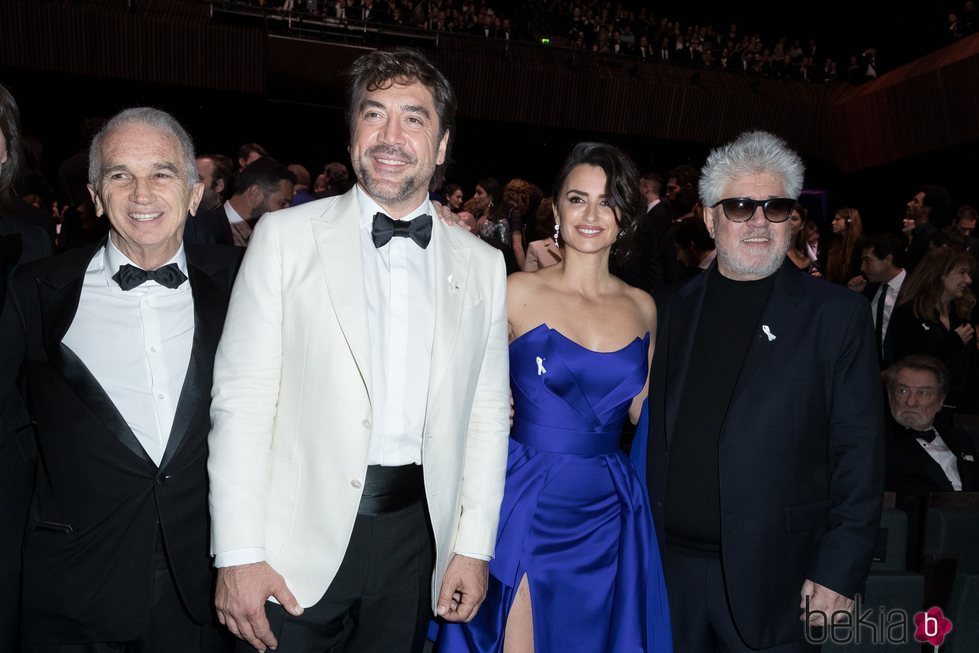 Penélope Cruz, Javier Bardem, Pedro Almodóvar y Alain Terzian en los Premios César 2018