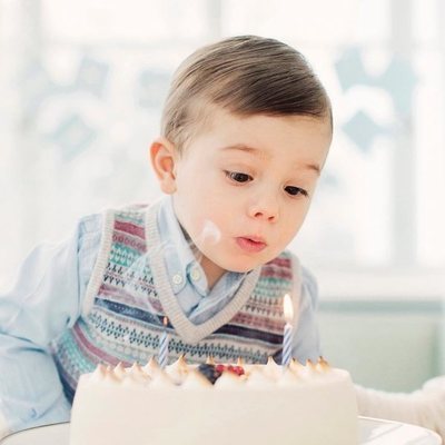 Oscar de Suecia soplando las velas de la tarta por su segundo cumpleaños