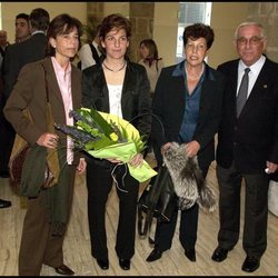 Arantxa Sánchez Vicario junto a su hermana Marisa y sus padres