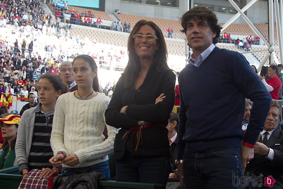 Javier Sánchez Vicario junto a su mujer y sus hijas en la final de la Copa Davis 2011