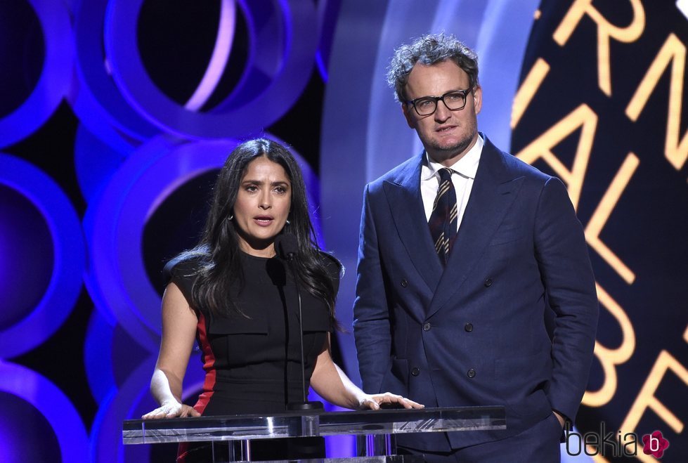 Salma Hayek junto a Jason Clarke en la presentación de los Independent Spirit Awards