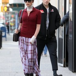 Victoria y Brooklyn Beckham caminando por Nueva York