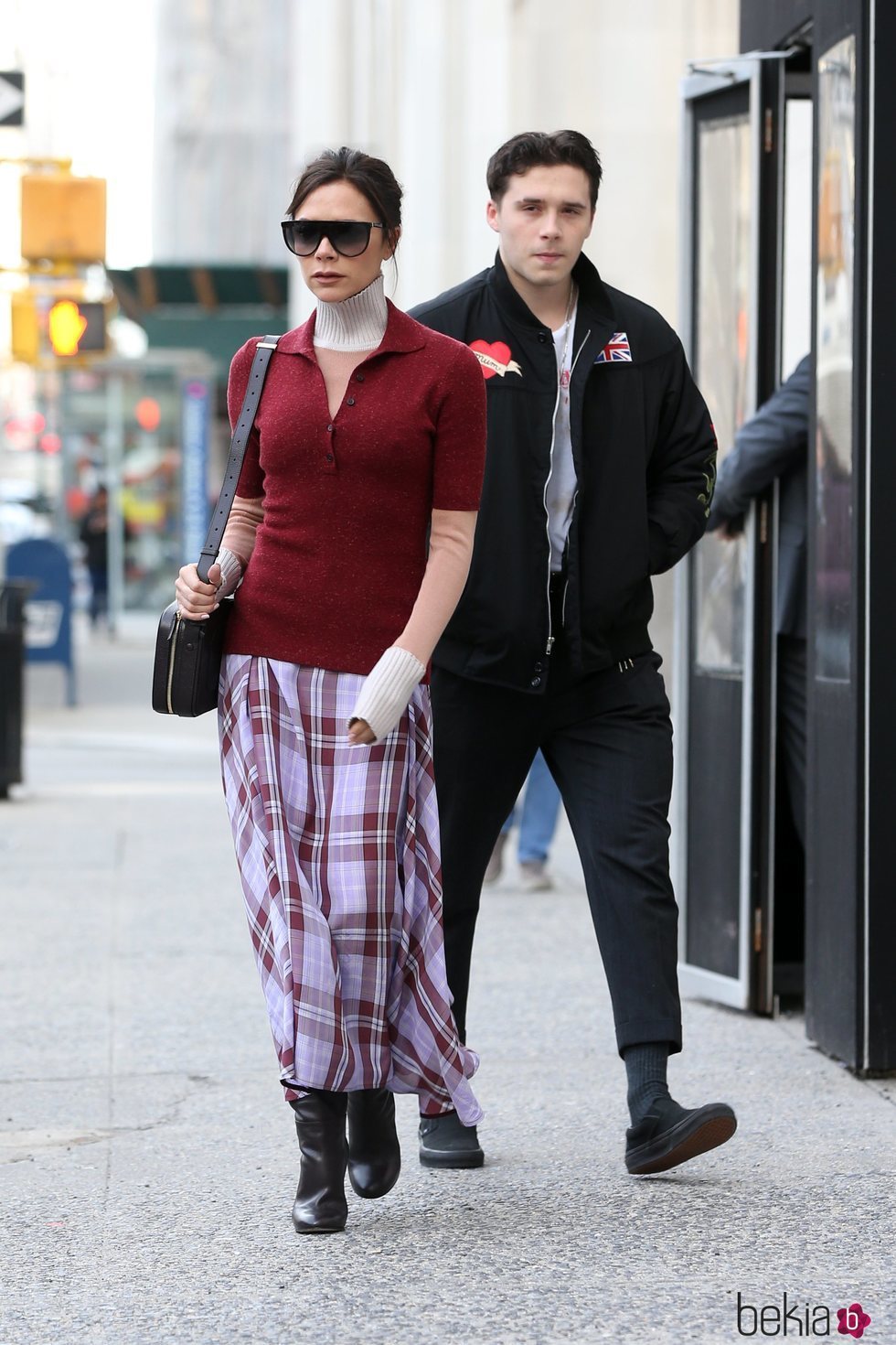 Victoria y Brooklyn Beckham caminando por Nueva York