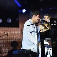 Amaia y Alfred al piano en el primer concierto de la gira de 'OT 2017' en Barcelona
