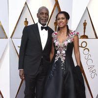 Danny Glover y Eliane Cavalleiro en la alfombra roja de los Premios Oscar 2018