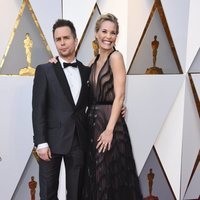 Sam Rockwell y Leslie Bibb en la alfombra roja de los Premios Oscar 2018