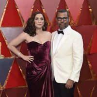 Chelsea Peretti y Jordan Peele en la alfombra roja de los Premios Oscar 2018