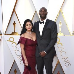 Kobe Bryant y Vanessa Laine Bryant en la alfombra roja de los Premios Oscar 2018