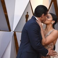 Gina Rodriguez y Joe LoCicero en la alfombra roja de los Premios Oscar 2018