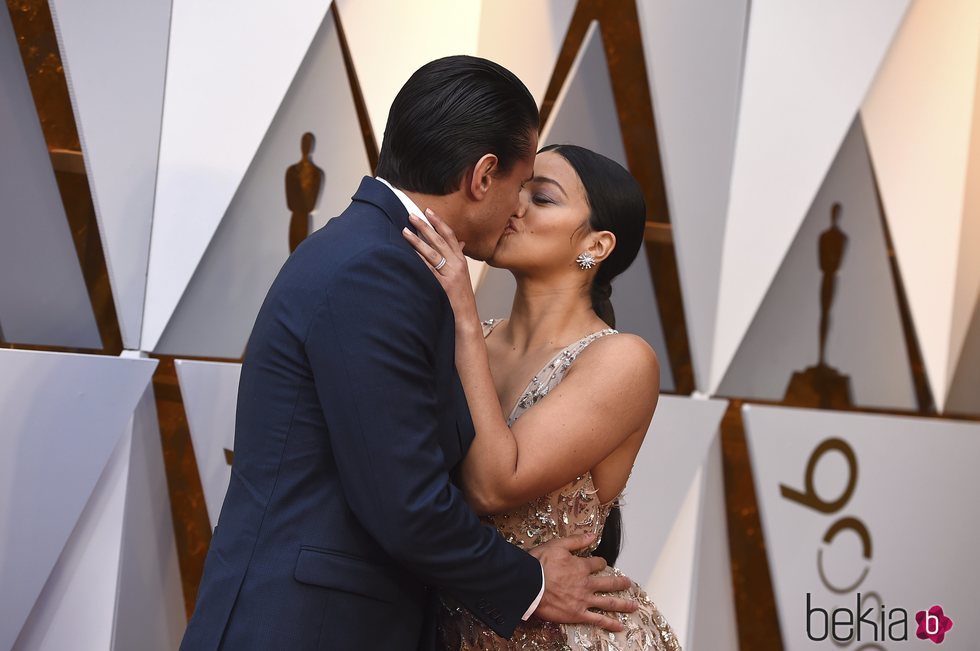 Gina Rodriguez y Joe LoCicero en la alfombra roja de los Premios Oscar 2018