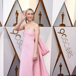 Saoirse Ronan en la alfombra roja de los Premios Oscar 2018