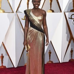 Lupita Nyong'o en la alfombra roja de los Premios Oscar 2018