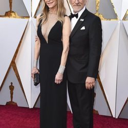 Steven Spielberg y Kate Capshaw en la alfombra roja de los Premios Oscar 2018