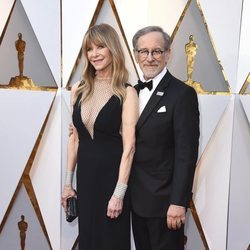 Steven Spielberg y Kate Capshaw en la alfombra roja de los Premios Oscar 2018