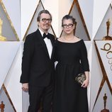 Gary Oldman y Gisele Schmidt en la alfombra roja de los Premios Oscar 2018
