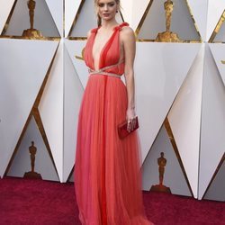 Samara Weaving en la alfombra roja de los Premios Oscar 2018