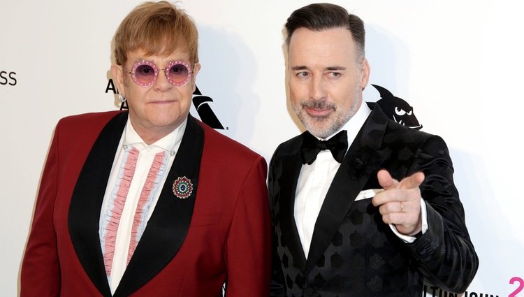 Elton John y David Furnish antes de la fiesta de la Fundación Elton John tras los Oscar 2018