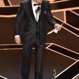 Sam Rockwell recibiendo su Oscar 2018 a mejor actor secundario