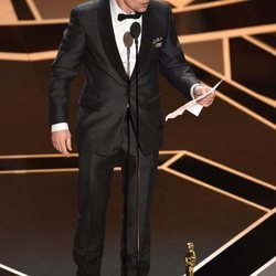 Sam Rockwell recibiendo su Oscar 2018 a mejor actor secundario