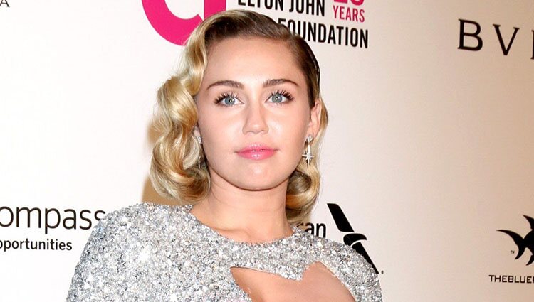 Miley Cyrus en la fiesta de la Fundación Elton John tras los Oscar 2018