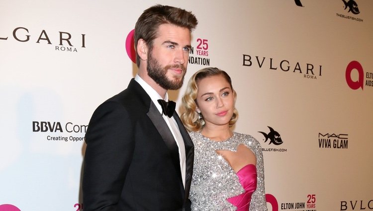 Liam Hemsworth y Miley Cyrus en la fiesta de la Fundación Elton John tras los Oscar 2018