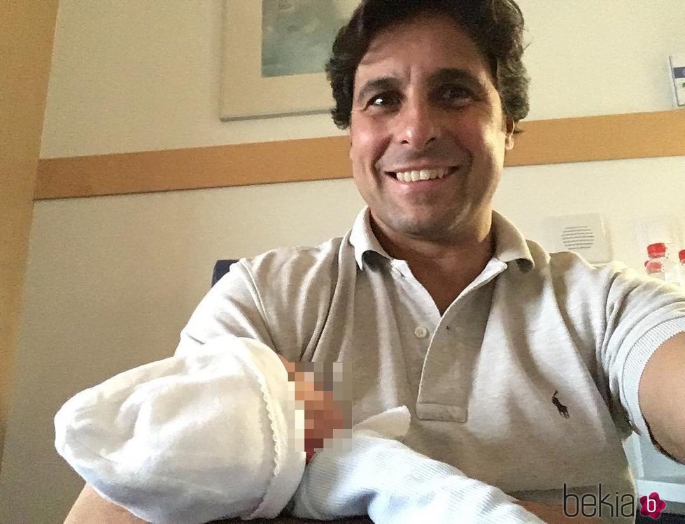 Fran Rivera sostiene a su sobrino recién nacido Cayetano en brazos
