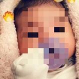 Kylie Jenner y Travis Scott comparten la primera imagen del rostro de su hija Stormi