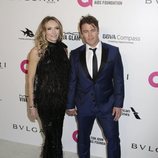 Luke Hemsworth y Samantha Hemsworth en la fiesta de la Fundación Elton John tras los Oscar 2018
