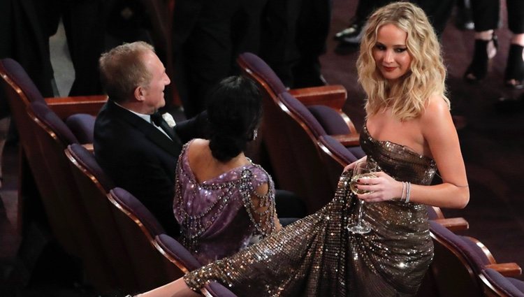 Jennifer Lawrence con copa de vino en los Óscars 2018