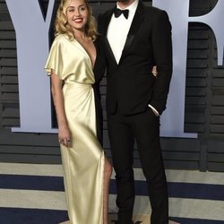 Miley Cyrus y Liam Hemsworth en la fiesta Vanity Fair tras los Oscar 2018