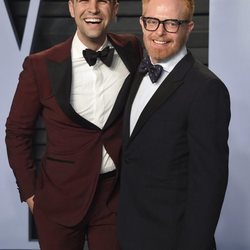 Jesse Tyler Ferguson y Justin Mikita en la fiesta Vanity Fair tras los Oscar 2018