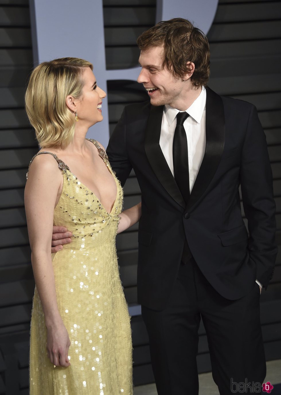 Emma Roberts y Evan Peters en la fiesta Vanity Fair tras los Oscar 2018