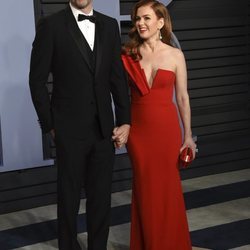 Isla Fisher y Sacha Baron Cohen en la fiesta Vanity Fair tras los Oscar 2018
