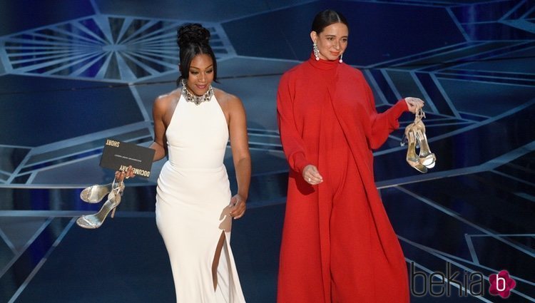 Tiffany Haddish y Maya Rudolph presentando los Premios Oscars 2018