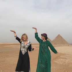 Eugenia Martínez de Irujo con su hija Cayetana Rivera en las pirámides de Egipto