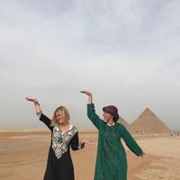 Eugenia Martínez de Irujo con su hija Cayetana Rivera en las pirámides de Egipto
