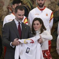 Los Reyes Felipe y Letizia reciben una camiseta en la audiencia al equipo español participante en los Juegos  Olímpicos de PyeongChang 2018