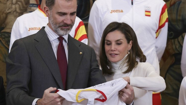 Los Reyes Felipe y Letizia reciben una camiseta en la audiencia al equipo español participante en los Juegos  Olímpicos de PyeongChang 2018