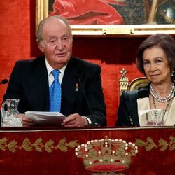 El Rey Juan Carlos da un discurso junto a la Reina Sofia en el acto académico que celebró su 80 cumpleaños